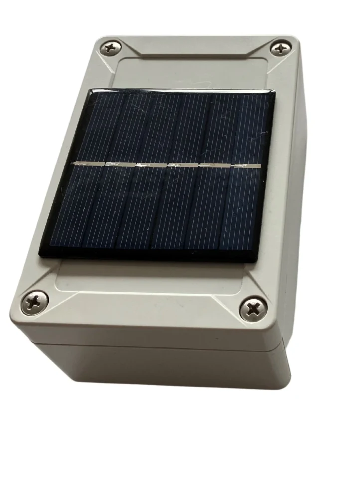 Gateway-Gehäuse mit integriertem Solarpanel auf dem Deckel