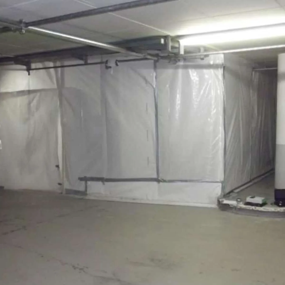 Abgeschotteter Bereich der Probeinstandsetzung in der Tiefgarage