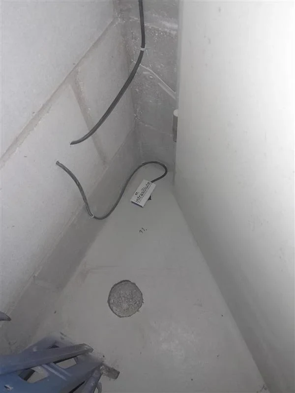 Kabelinstallation eines Sensors in der Ecke einer Tiefgarage